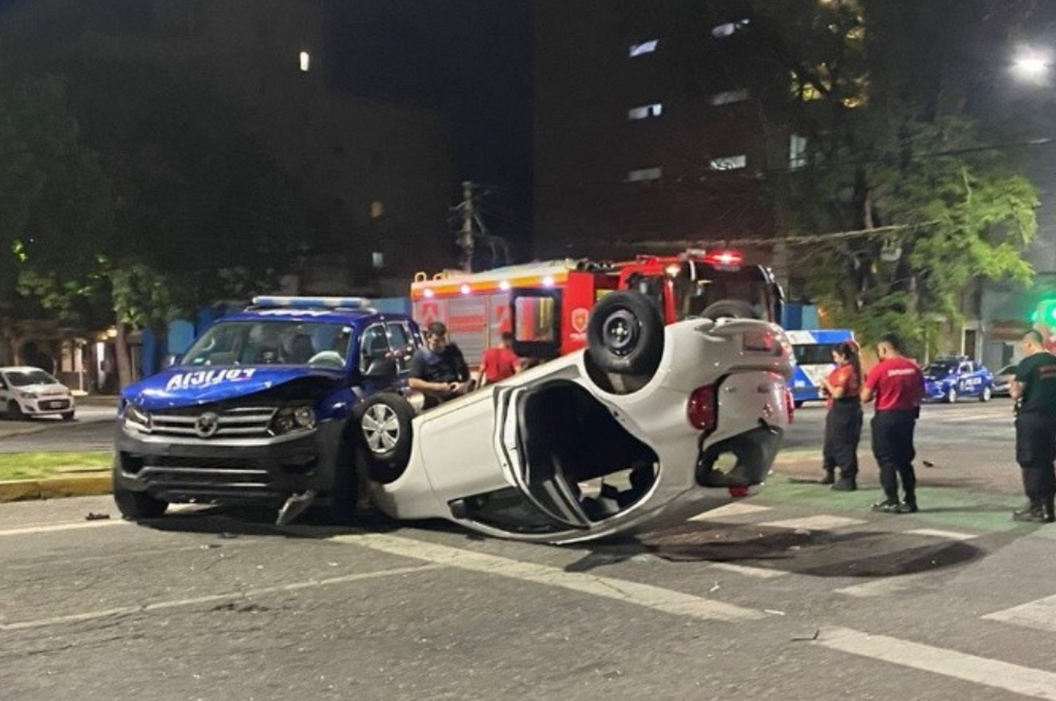 Fuerte choque entre un patrullero y un auto: dos heridos y un taxista detenido por atropellar a un agente de tránsito