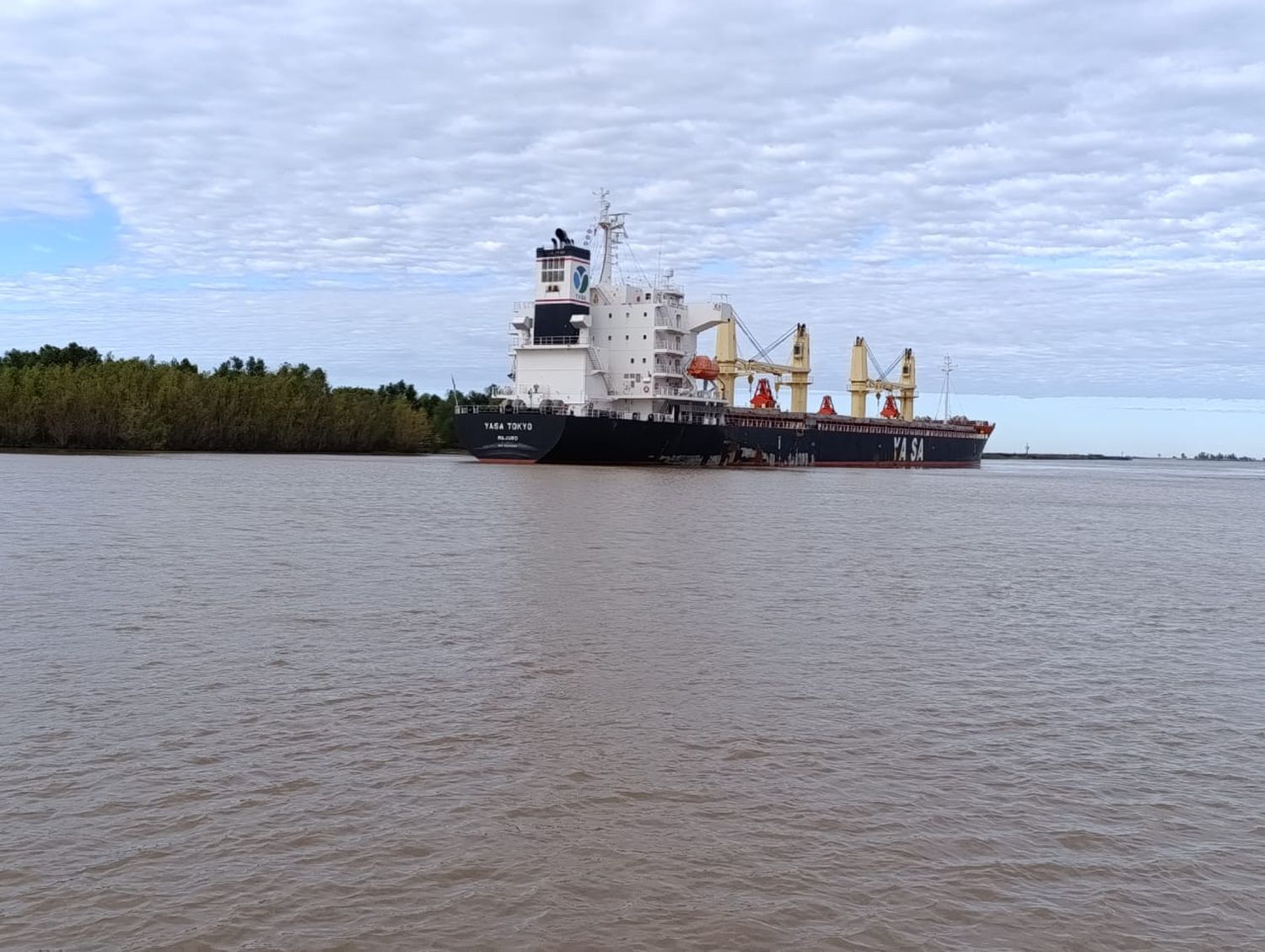 El buque quedó varado en el canal de acceso y hay una investigación en marcha.