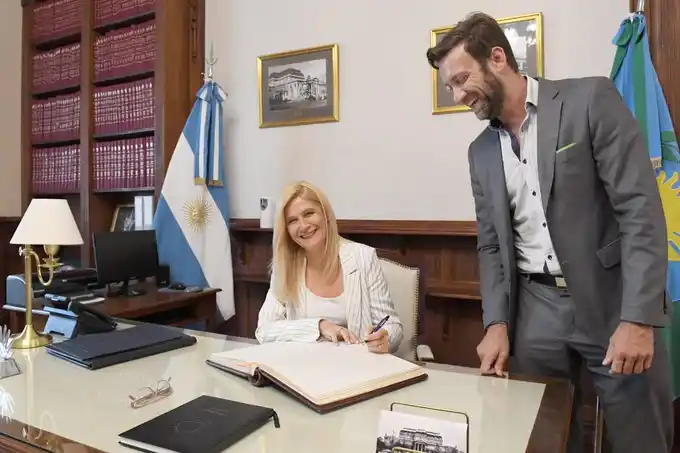 En su primer día como Gobernadora interina, Magario criticó a Cambiemos y se sacó fotos en el sillón de Kicillof