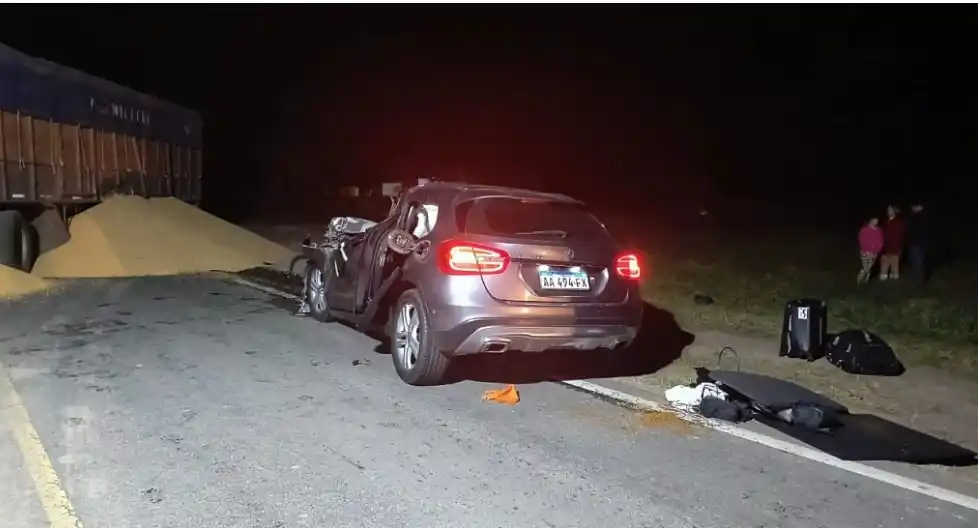 El auto chocó con un acoplado suelto