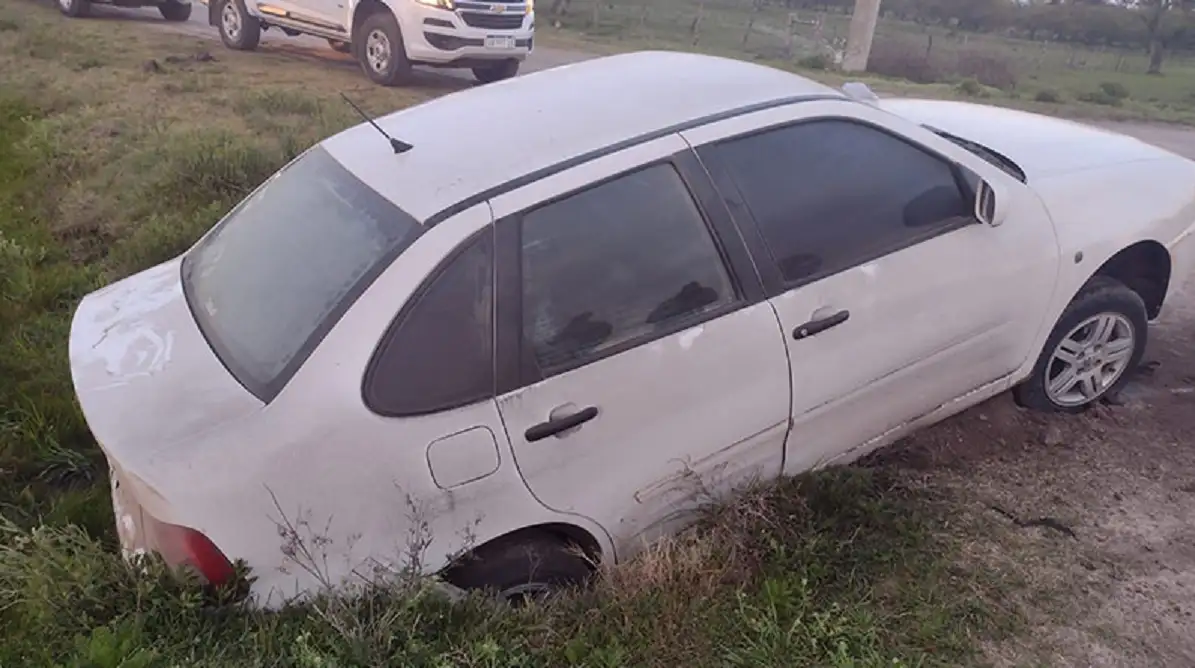 Un conductor alcoholizado dio marcha atrás y cayó en una cuneta: la Policía lo encontró dormido