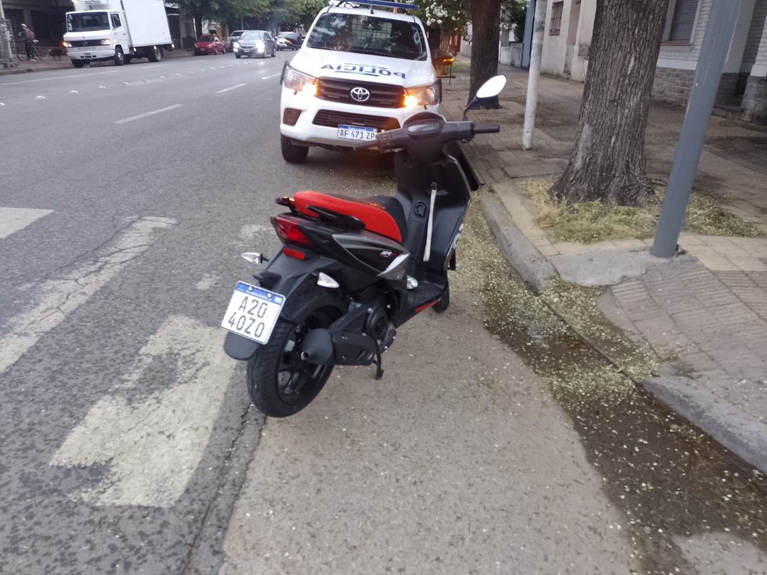 Un motociclista fue hospitalizado tras un accidente en la avenida Perón.