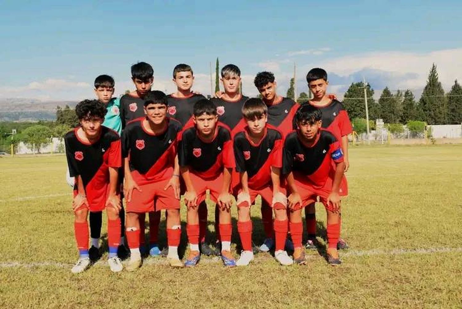 Este el equipo titular que goleó a su similar de Mina Clavero.