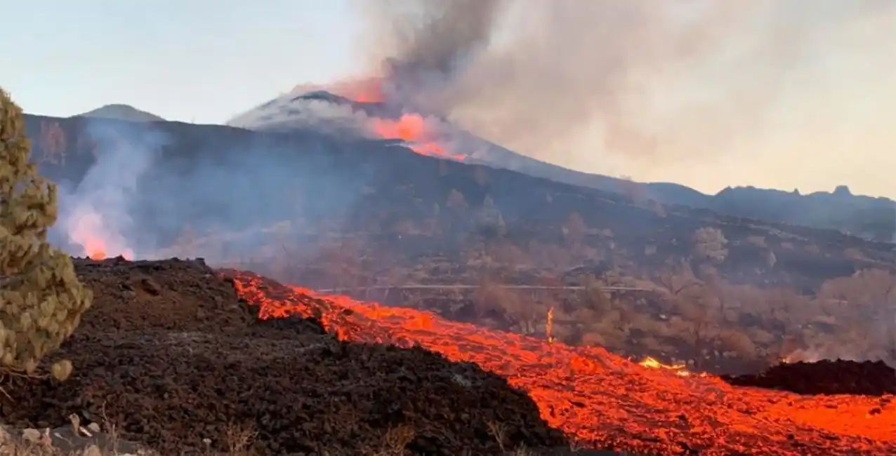Sin indicios de finalizar, el volcán Cumbre Vieja lleva 50 días de actividad