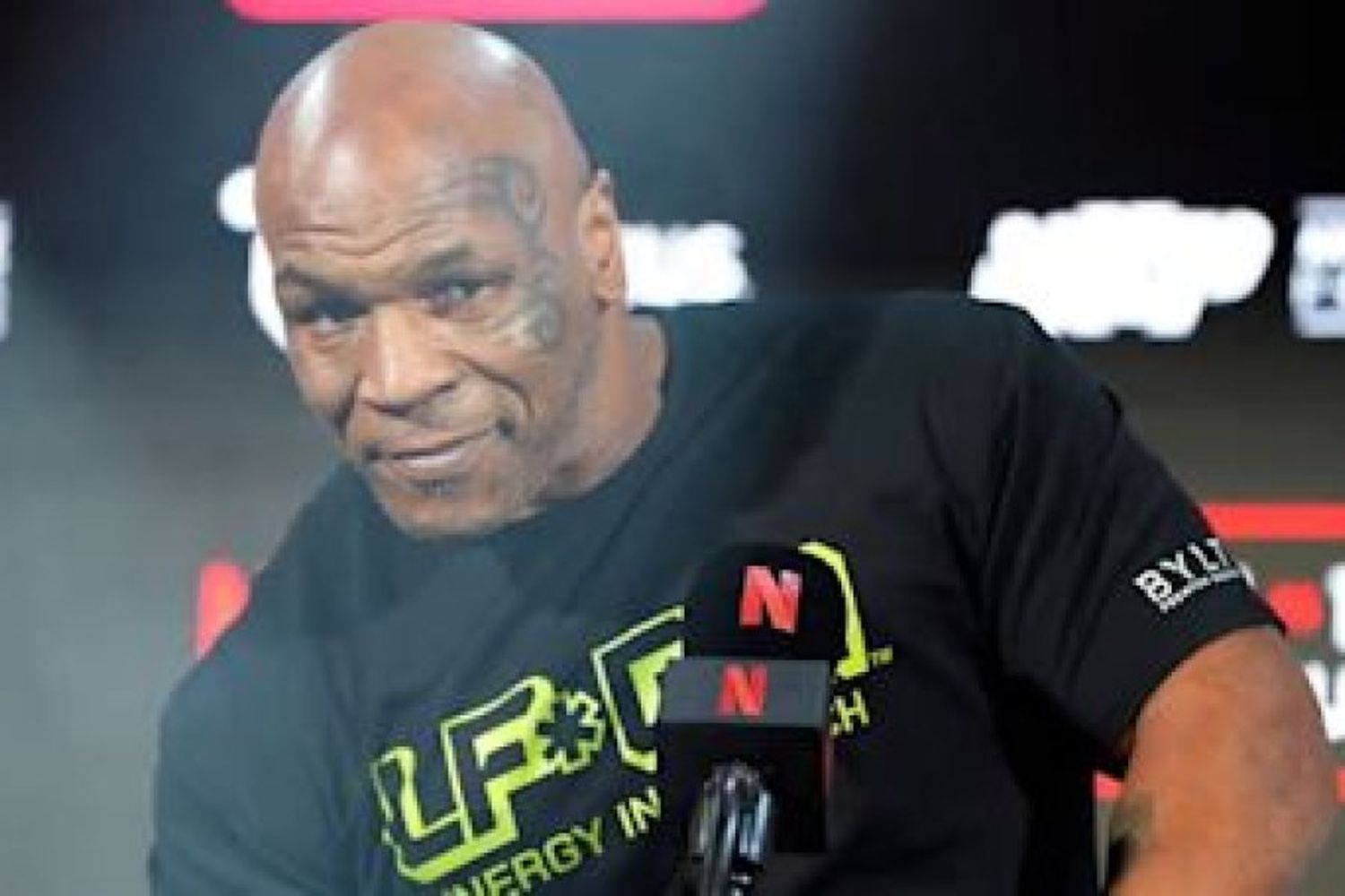 Mike Tyson dice sentirse al "100%" tras ser atendido en un avión