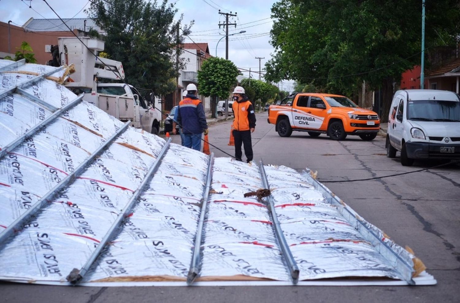 Se voló un techo por el temporal: advierten por seis horas sin luz y semáforos sin funcionar