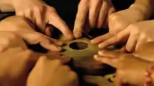 ¿Ataque Paranormal? 27 niños sufrieron temblores y desmayos tras jugar con una ouija