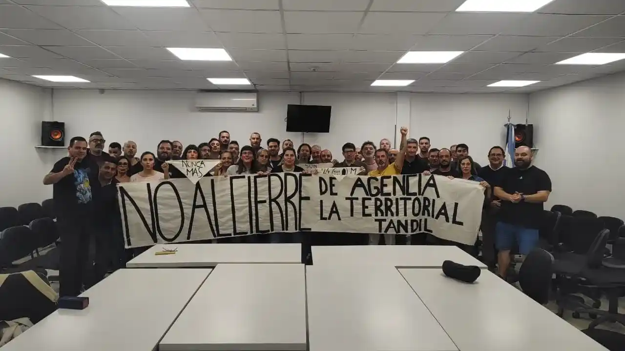 Bajo la consigna “no al cierre de la Agencia Territorial”, los trabajadores se movilizan frente a la dependencia nacional.