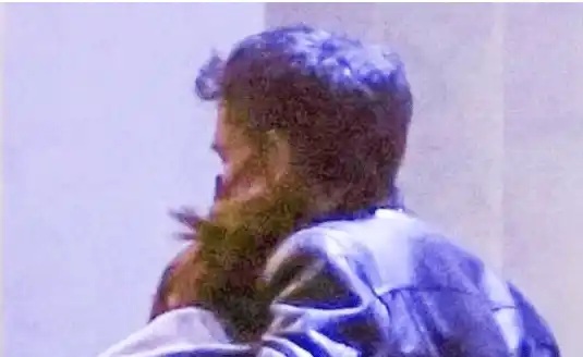 La pareja se dejó ver abrazada recientemente en Hollywood. Foto Page Six