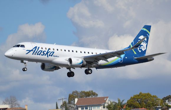 Off-duty Alaska Airlines Pilot Attempts In-flight Engine Shutdown