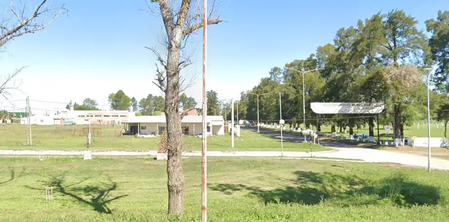 Terrenos lindantes al polideportivo con inconvenientes para acceder a servicios