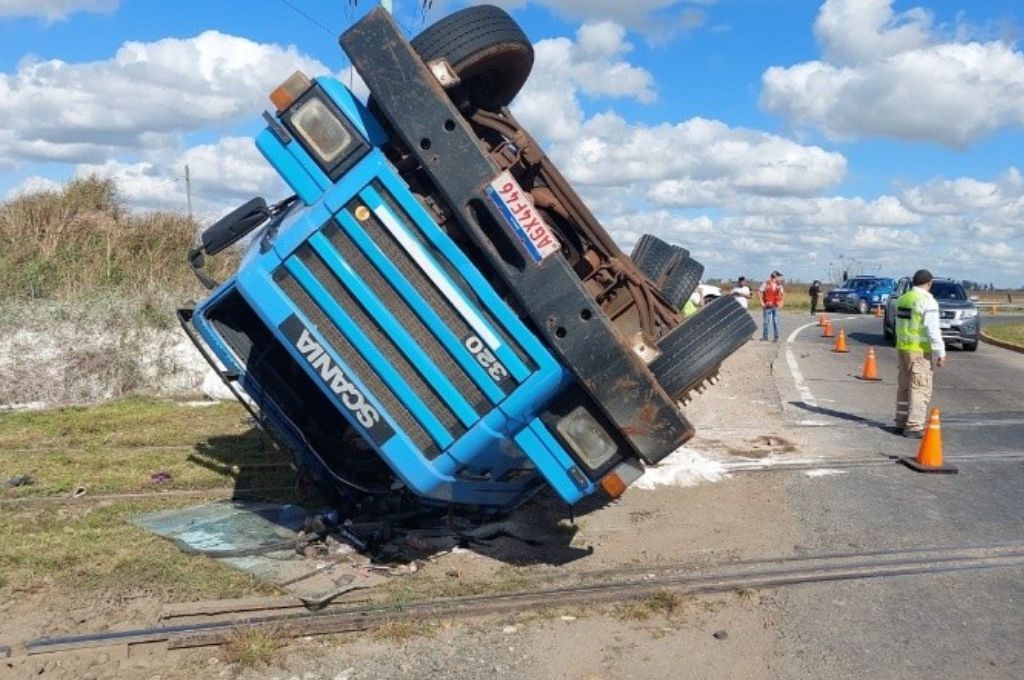 Terrible vuelco de un camión en la “curva de la muerte” sobre la ruta  33