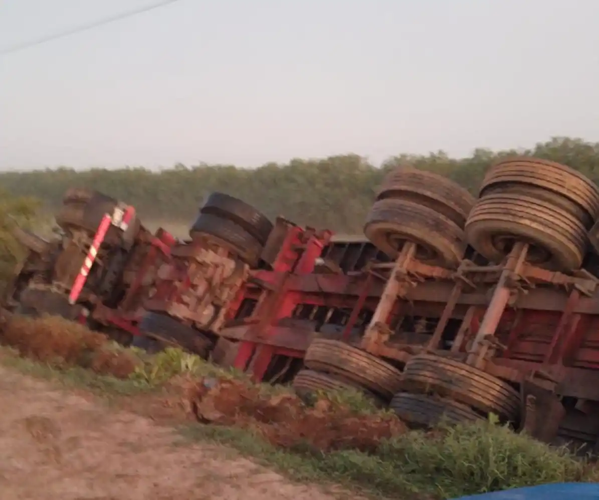 Un camion volcó contra una banquina en el camino a Sagastume: su conductor estaba en estado de ebriedad