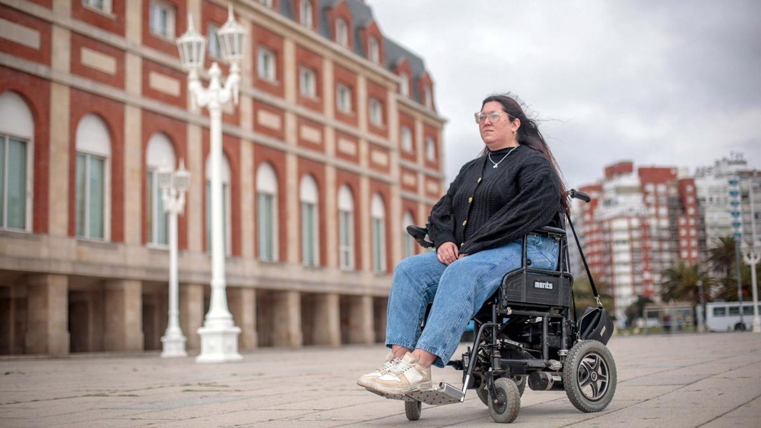 Florencia, en la rambla de su ciudad, Mar del Plata.