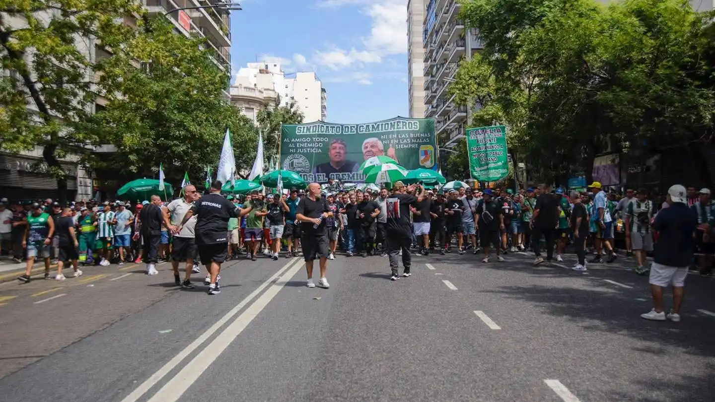 Acompañamiento. Varias seccionales del país, incluída la de Necochea, formaron parte de la columna de Camioneros.