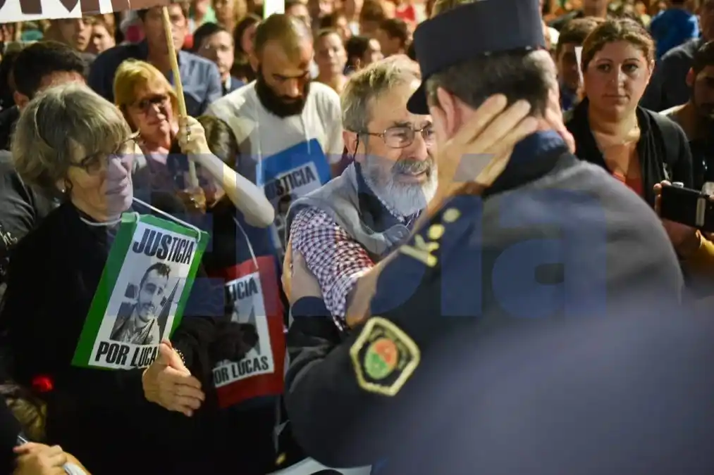 Sentido abrazo entre Luis, el papá de Lucas, y el jefe de Policía, Cristian Hormachea 