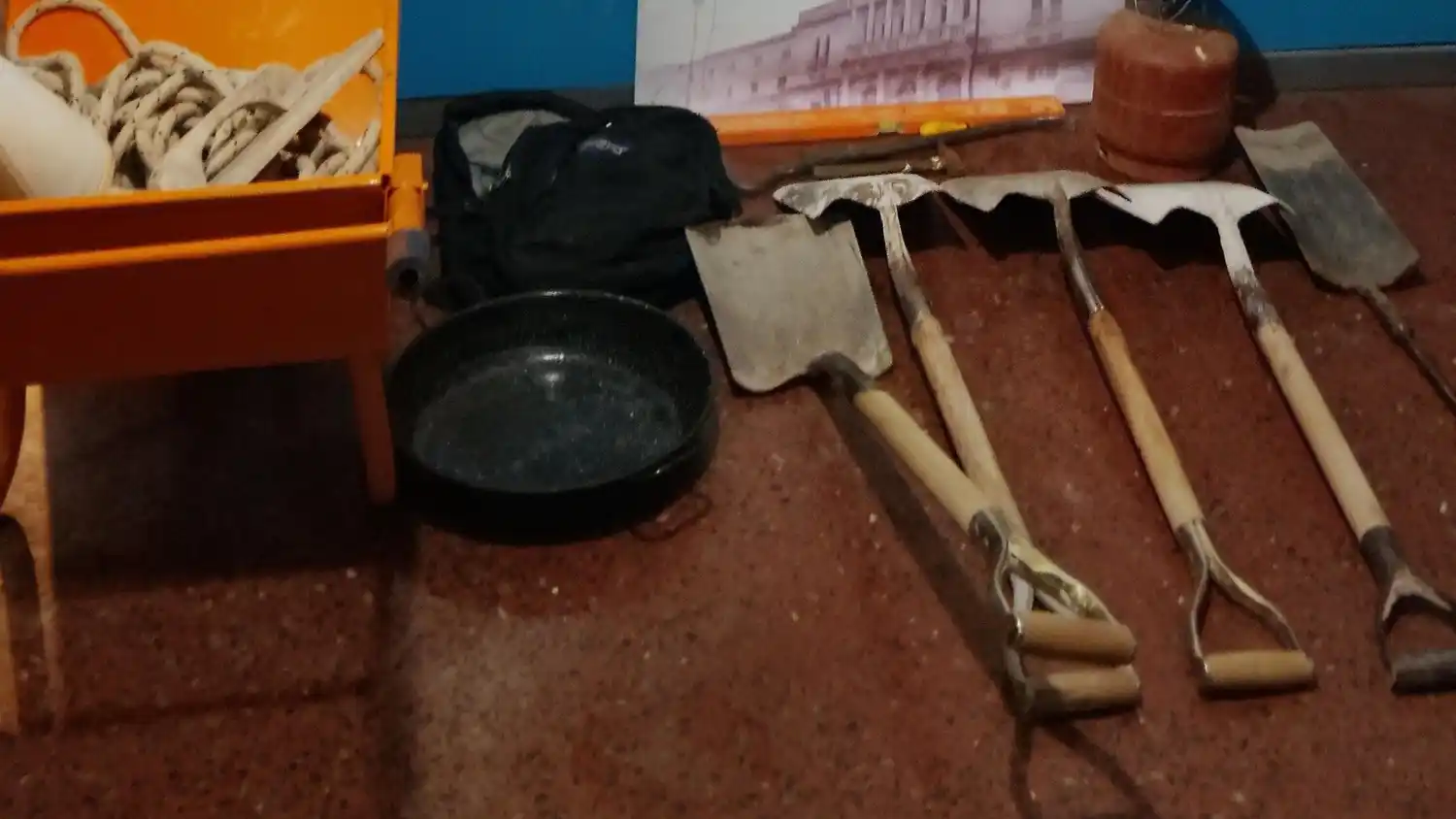 El sujeto de 31 años fue aprehendido con una carretilla, cuatro palas anchas, una pala de punta, una garrafa de 5 kilos, un nivel y varias herramientas de mano en su poder.