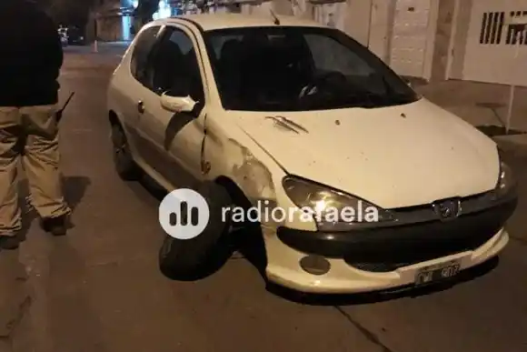 Chocó contra dos vehículos estacionados: estaba con altos volúmenes de alcohol en sangre