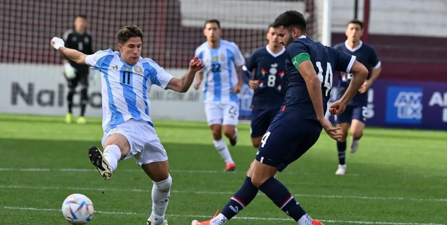 Giuliano Simeone marcó los dos goles de Argentina.