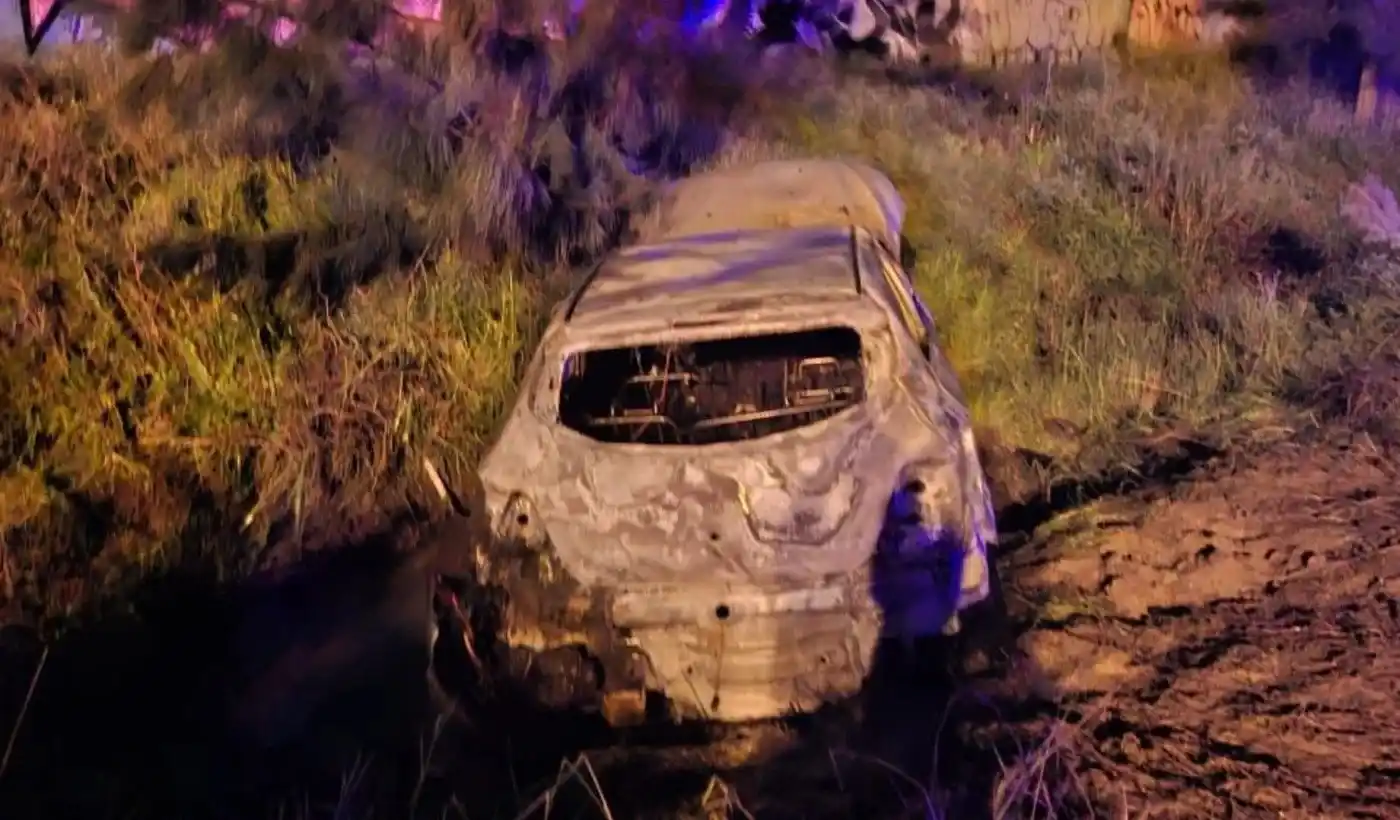 El Chevrolet Ónix incendiado en Berisso. FOTO: 0221.