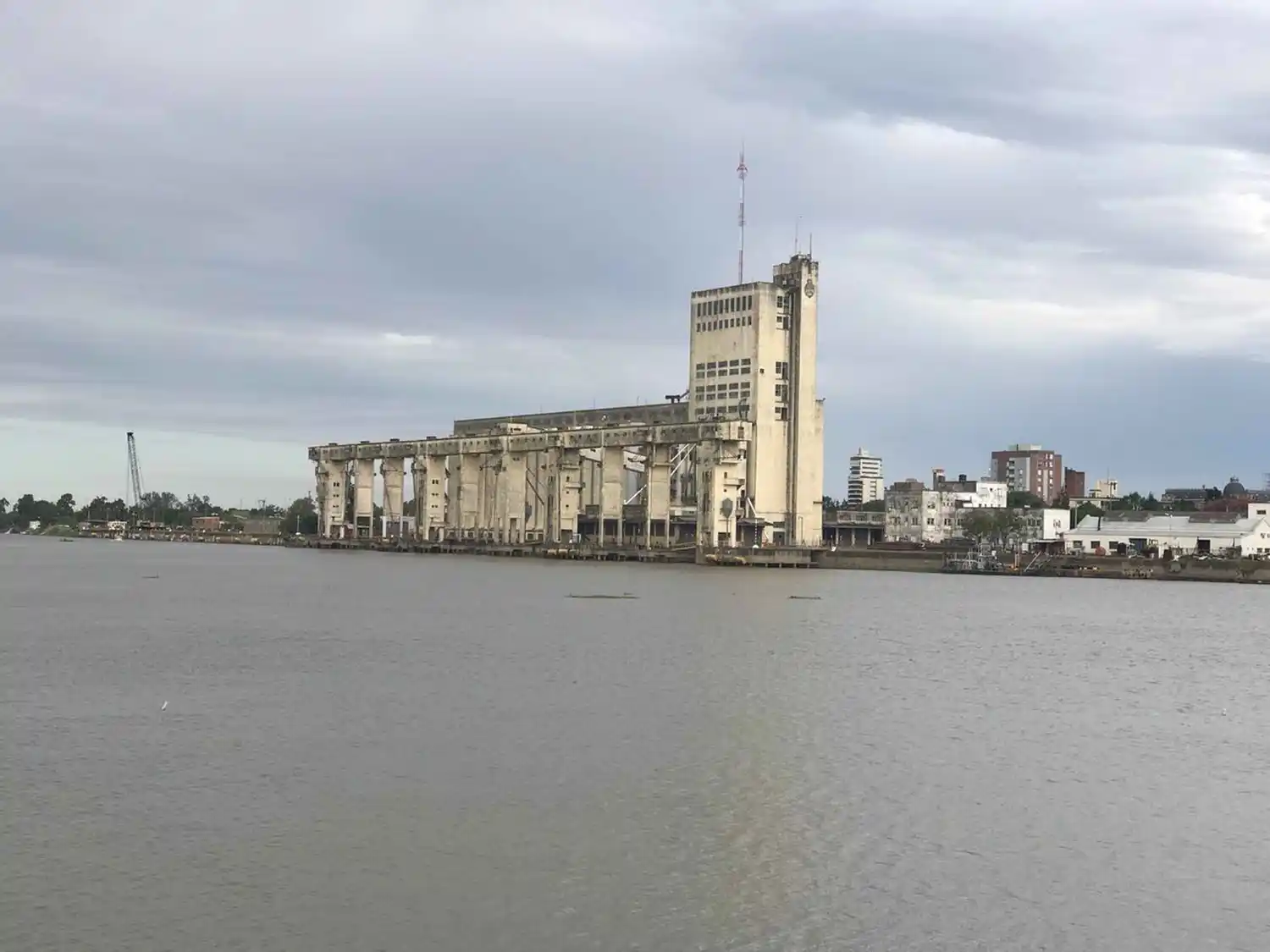 Vías Navegables autorizó operar contenedores en el Puerto local