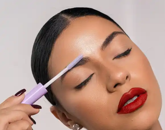Conocé la nueva tendencia de cejas que transforma tu rostro en segundos