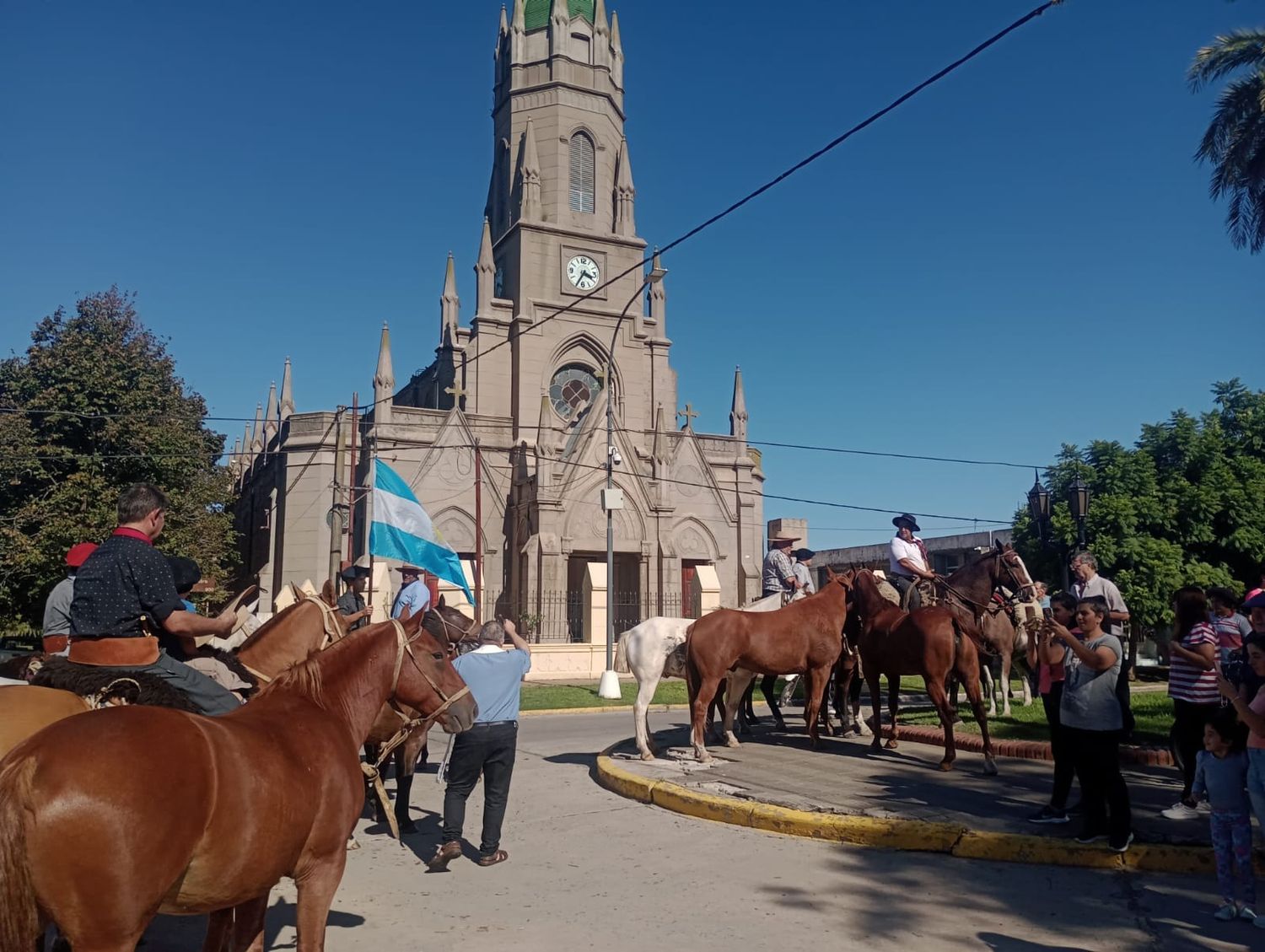 La emocionante travesía de jinetes de Ramallo que cabalgan hacia la Basílica de Luján para agradecer a la Virgen