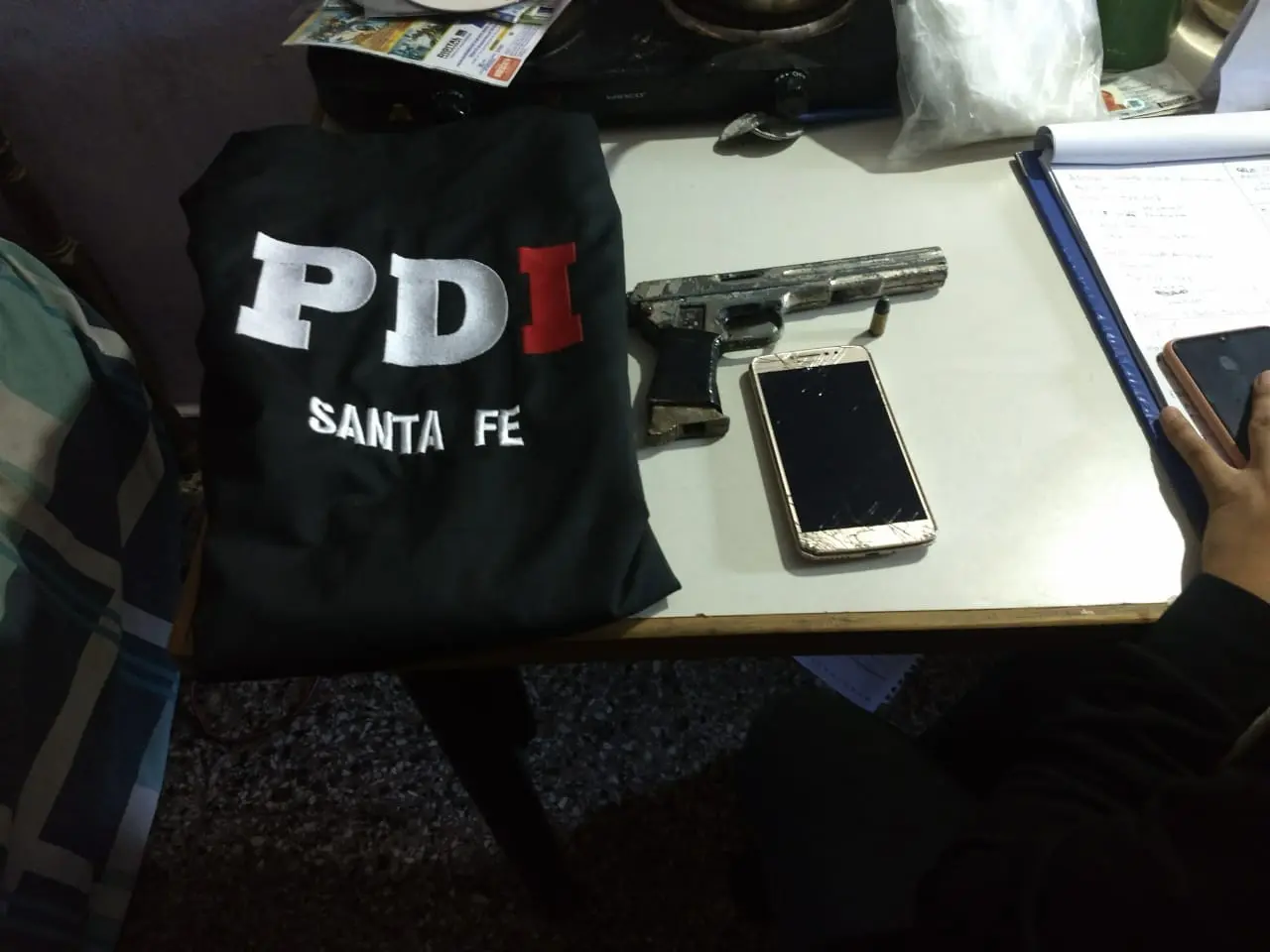 Allanamiento en Gálvez: una mujer detenida y dos vehículos secuestrados