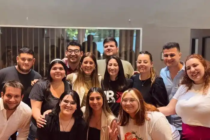 Antonela Ciparelli Moreno, en el medio, luego de asumir en la JR bonaerense.