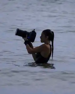 La historia de la tandilense que triunfa en Australia como fotógrafa del mar
