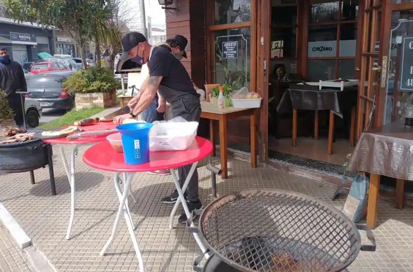 "Parrilla a la calle": fuerte cruce entre gastronómicos y agentes de Inspección General