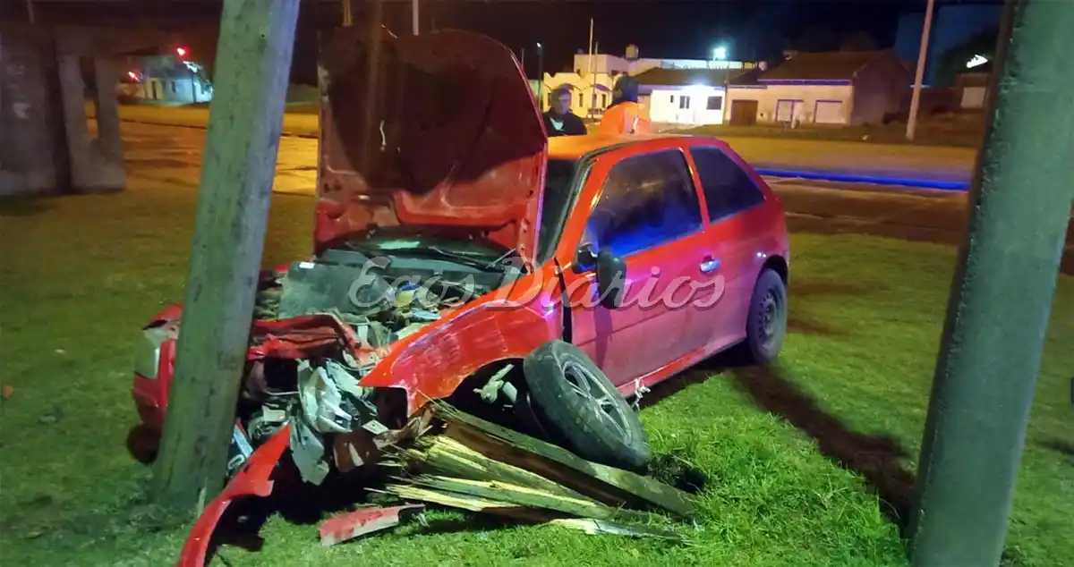 Antes de las 5. De la madrugada de ayer, el auto se estrelló contra el poste en Quequén