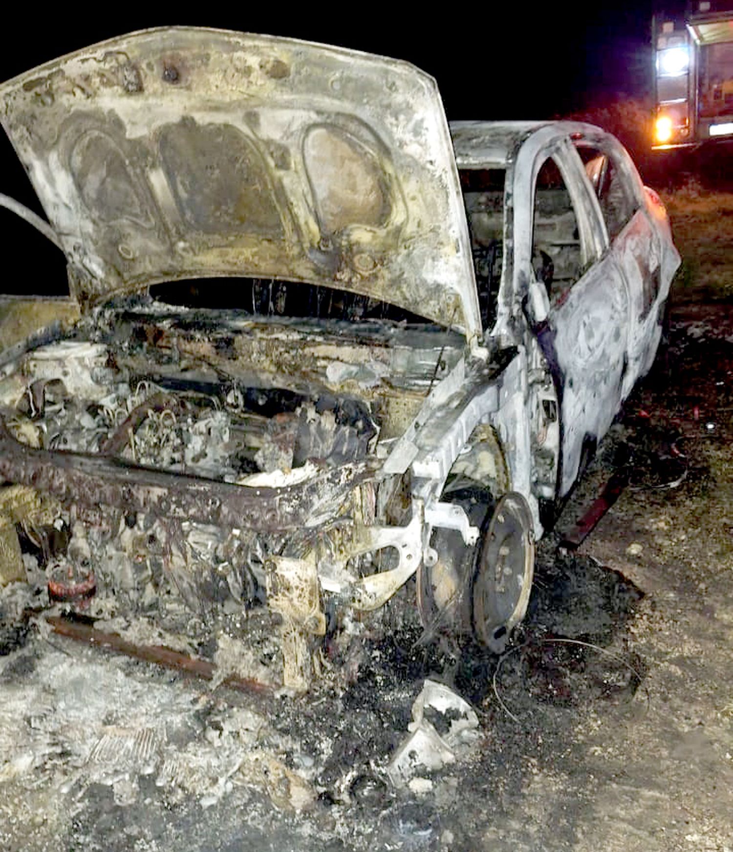 Destrucción total. El Renault Megane incendiado en la ruta 86