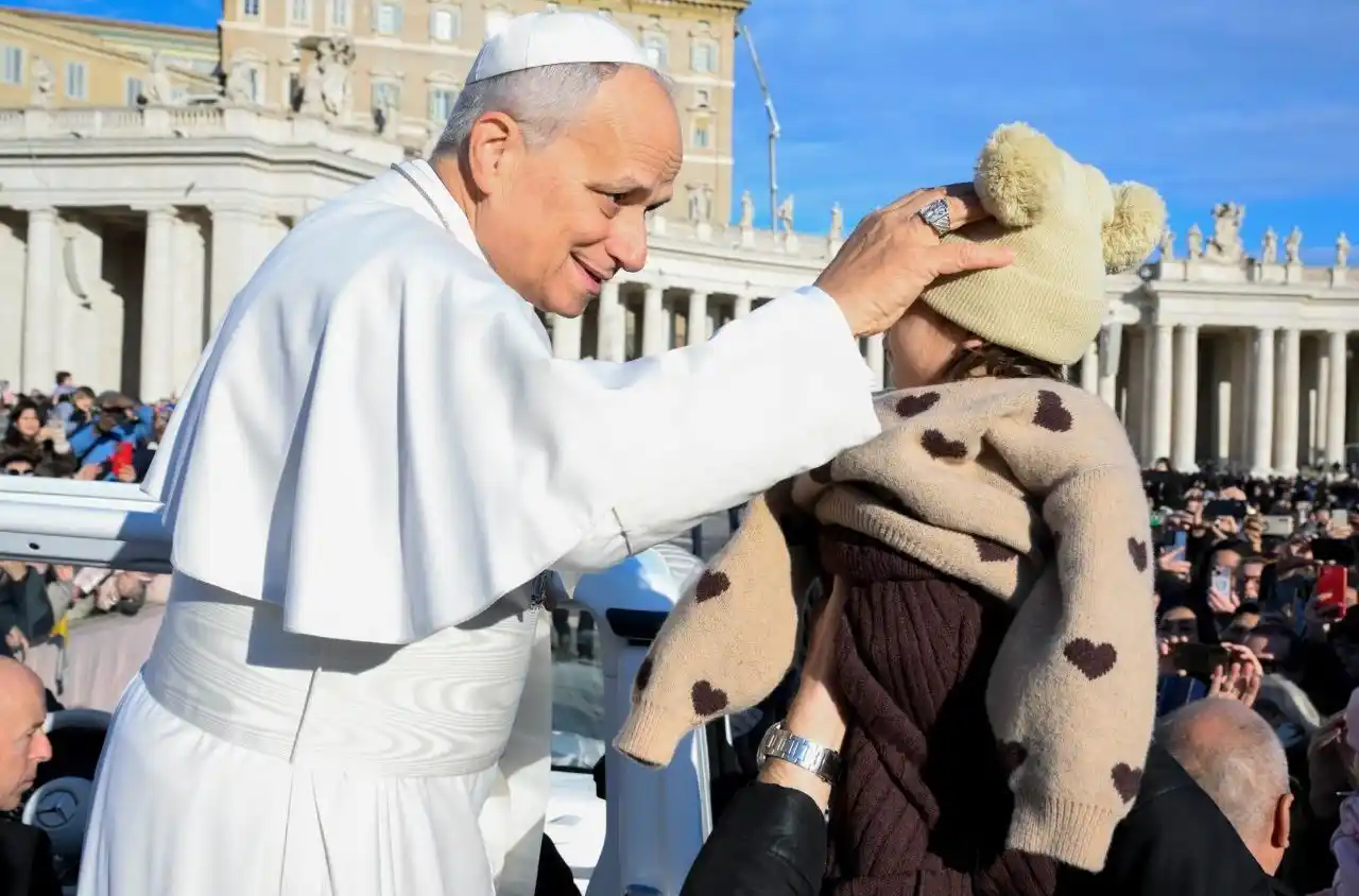 El Papa León bendice a un niño en la última audiencia del año. VN