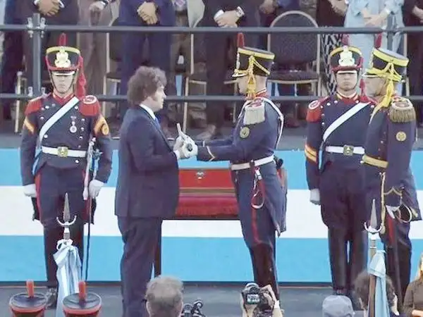 Javier Milei encabezó la entrega del sable
corvo de San Martín a los Granaderos