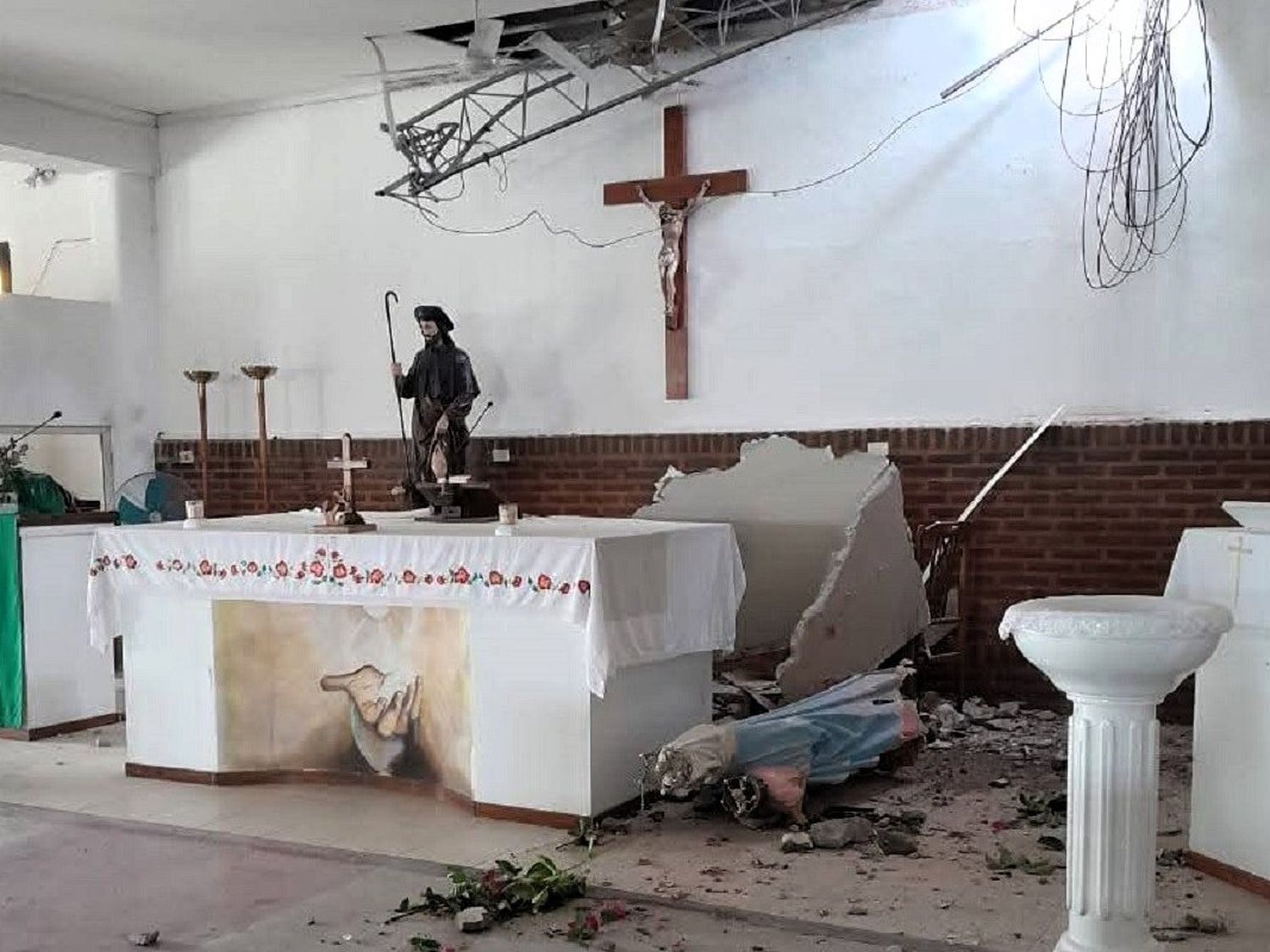 Desastre en Concepción: la antena de una radio católica destrozó el techo de una iglesia