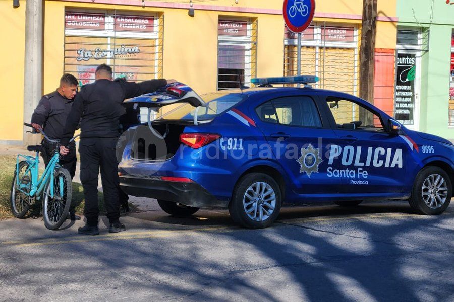 Estacionó, abrió la puerta del auto y golpeó a una ciclista
