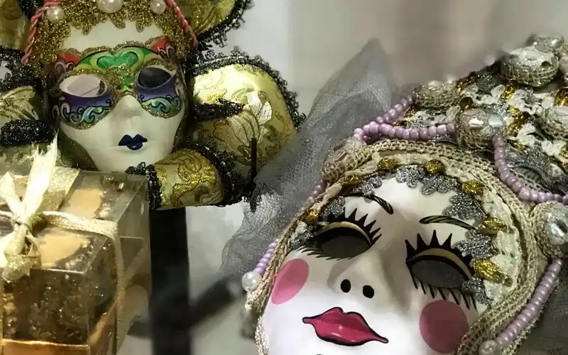 Carnaval: exposición de máscaras venecianas en el Museo Histórico