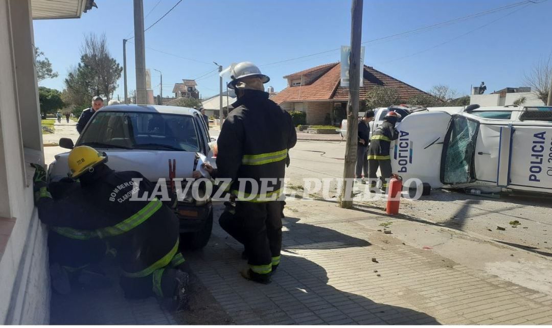 Chocaron en Claromecó una camioneta y un patrullero, que terminó volcado