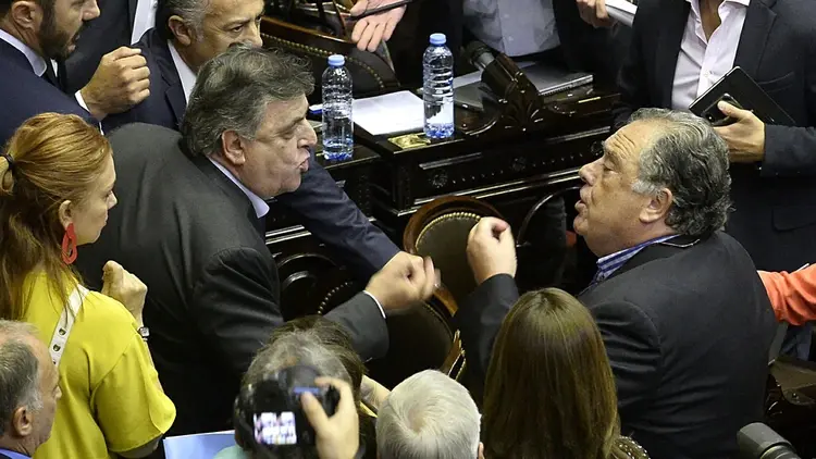 Cambiemos abandonó la sesión porque Scioli se ubicó como diputado