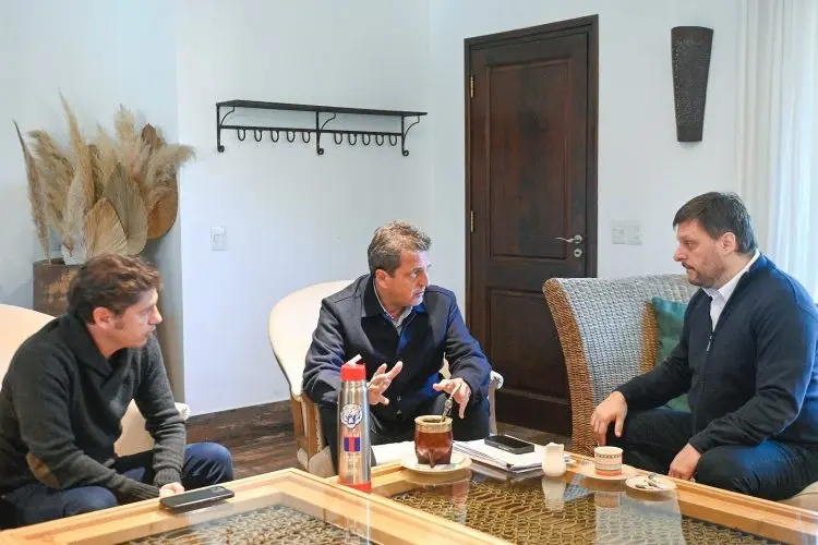 Massa, Kicillof y Santoro evalúan el desarrollo del comicio