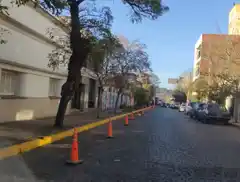 Ya no se puede estacionar a mano izquierda en Rodríguez entre Avellaneda y Constitución