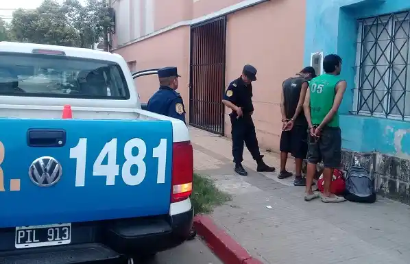 Robaron un carrito de un supermercado y los atraparon