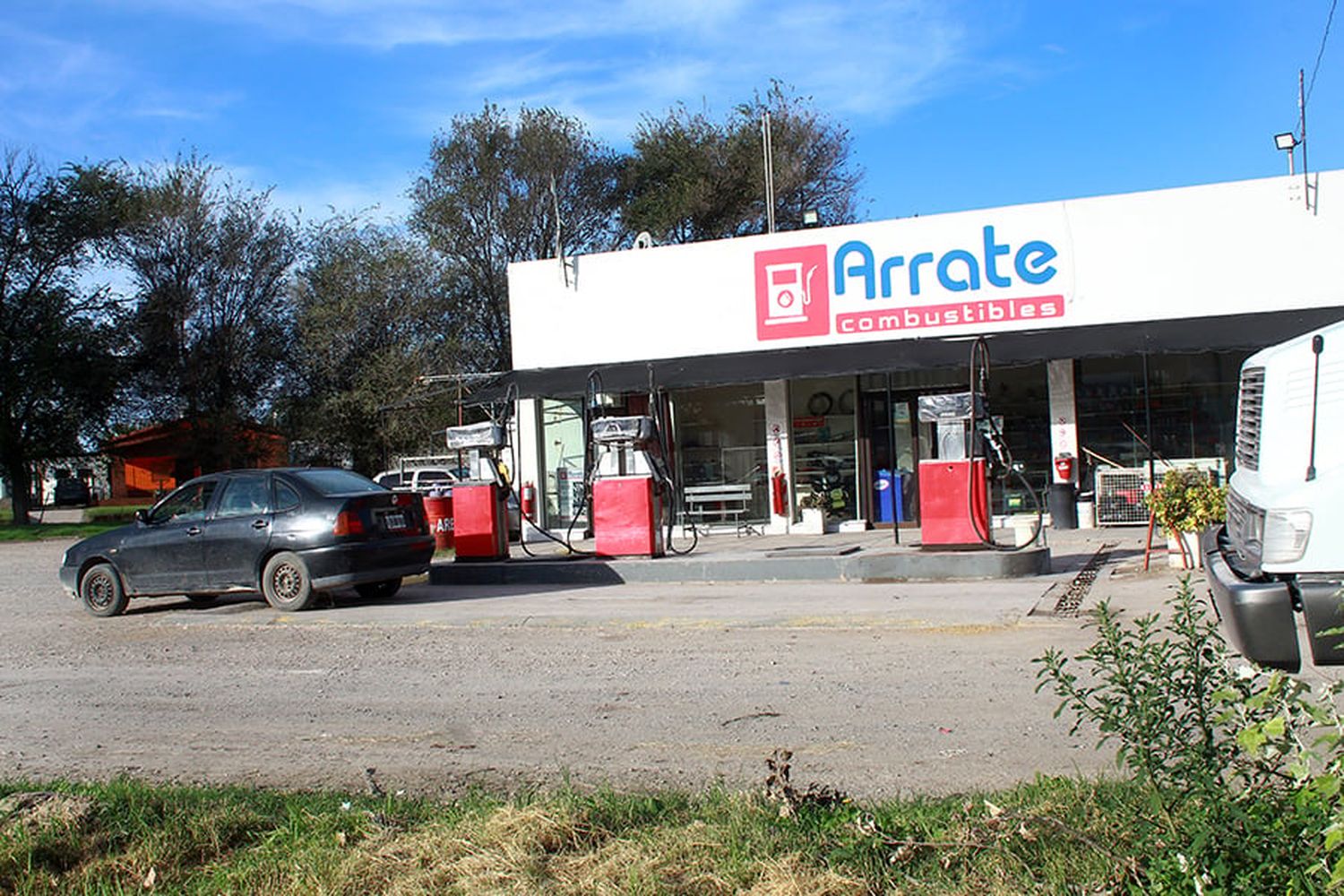 Llenó el tanque de la moto y asaltó al playero de la estación