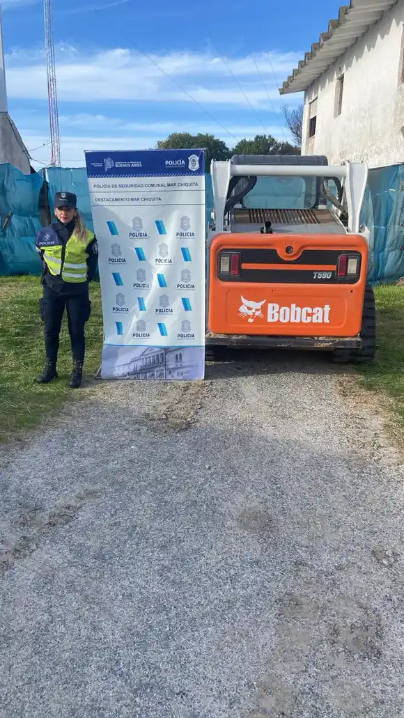 Desmontó un médano de arena con una pala mecánica para llevarlo a su casa