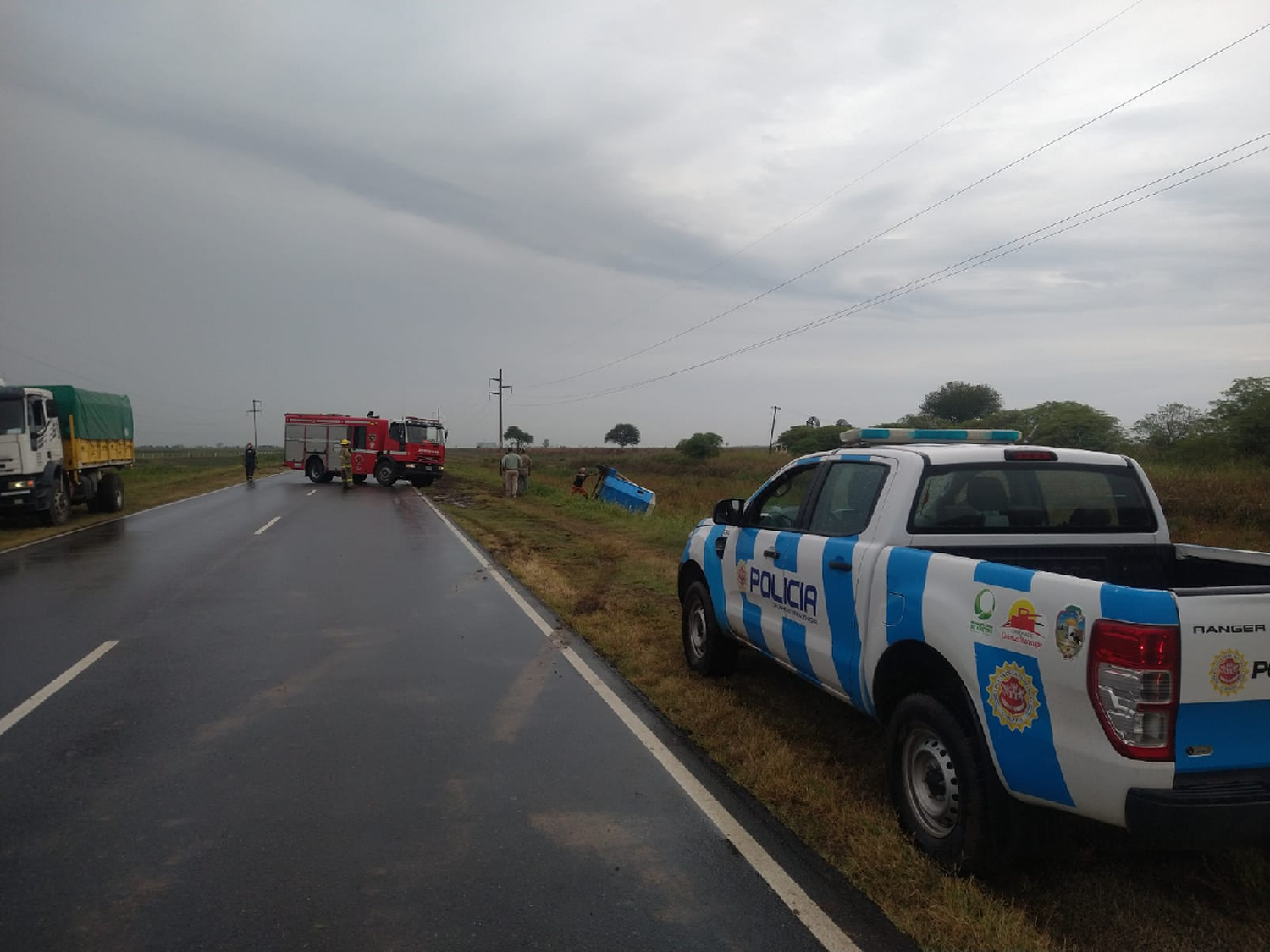 Perdió el control de su camioneta y volcó el carro para equinos que remolcaba