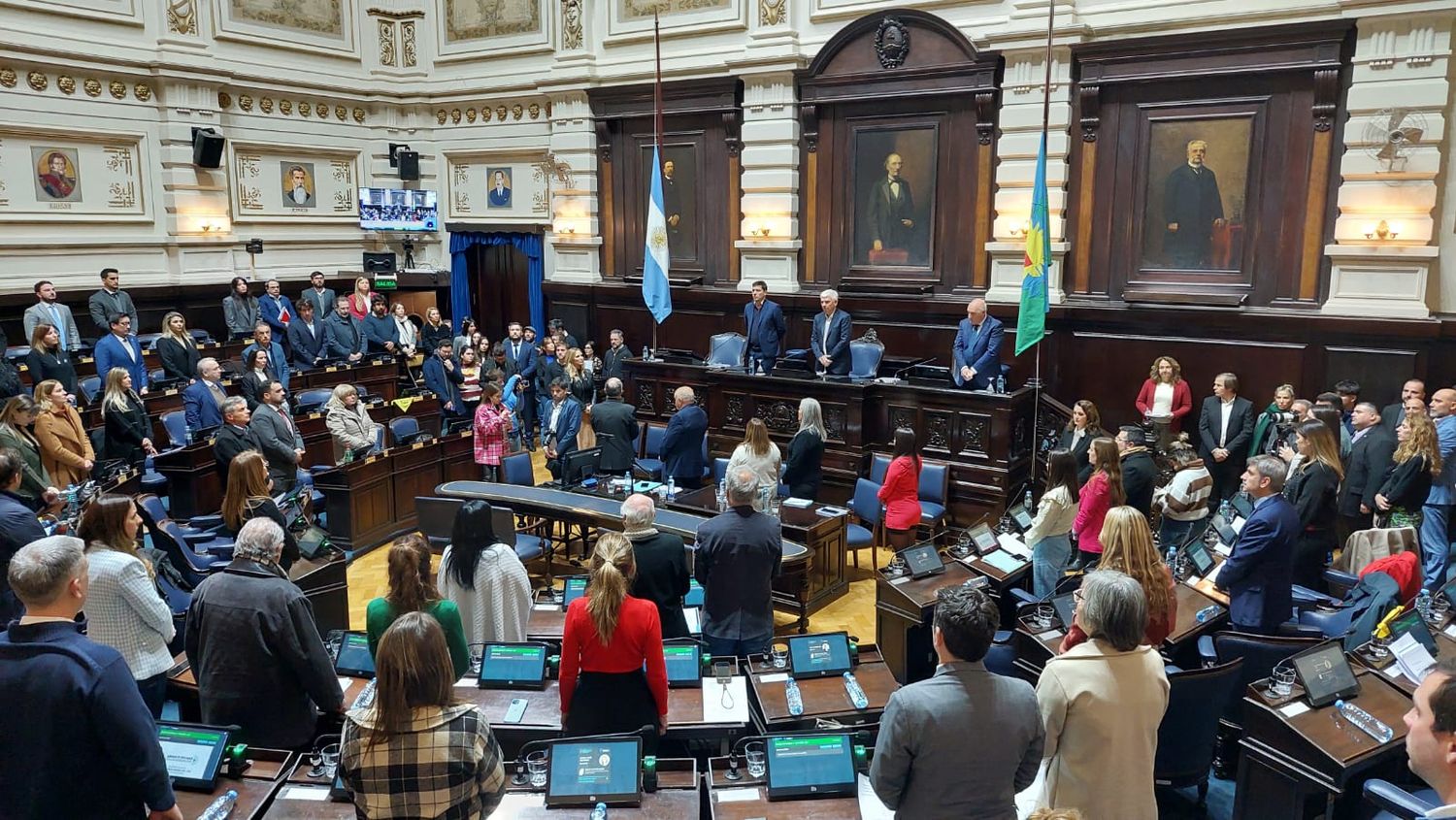 Emotivo minuto de silencio en la Cámara de Diputados bonaerense en homenaje a José María Fernández. Foto: LANOTICIA1.COM