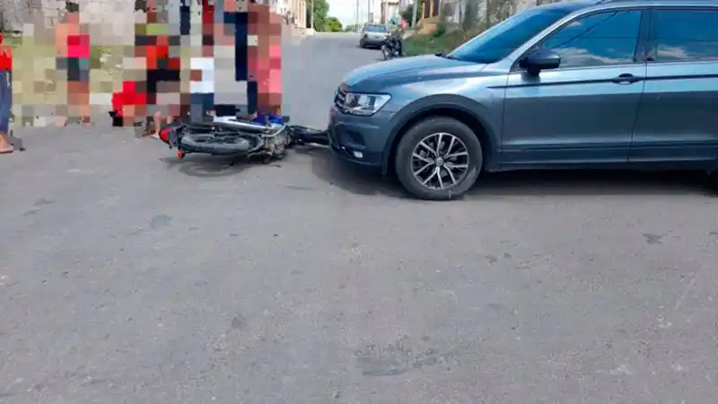 Violento choque entre un auto y una moto dejó una persona fracturada