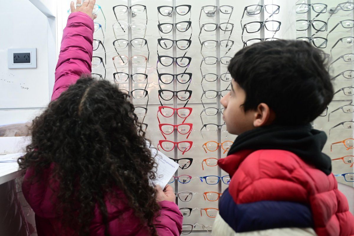 Entregaron anteojos gratuitos a niños de la ciudad en el Mercado de la Vieja Terminal