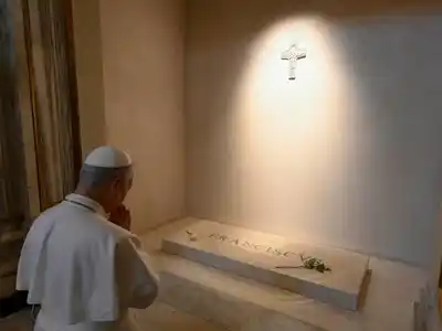 El papa León XIV visitó la tumba de Francisco en la Basílica Santa María la Mayor